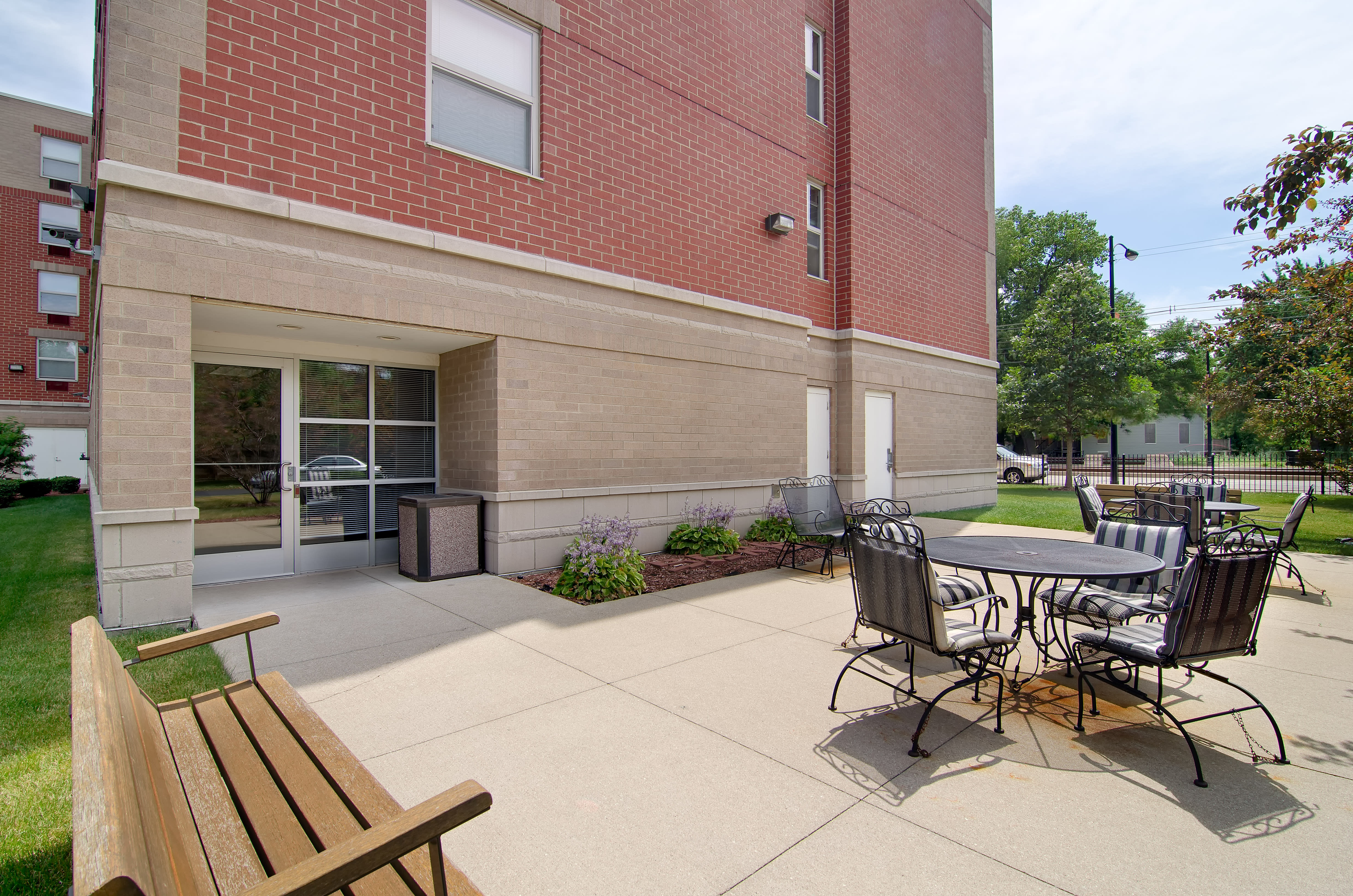 Senior Suites of Rainbow Beach Outdoor Common Area