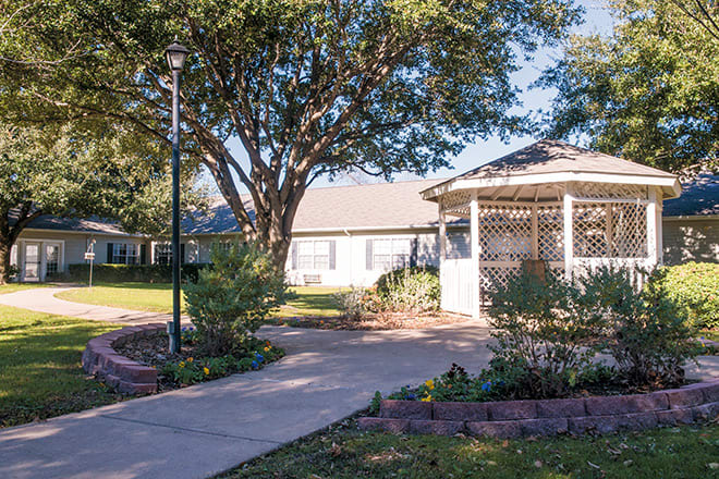 Brookdale Tanglewood Oaks outdoor common area