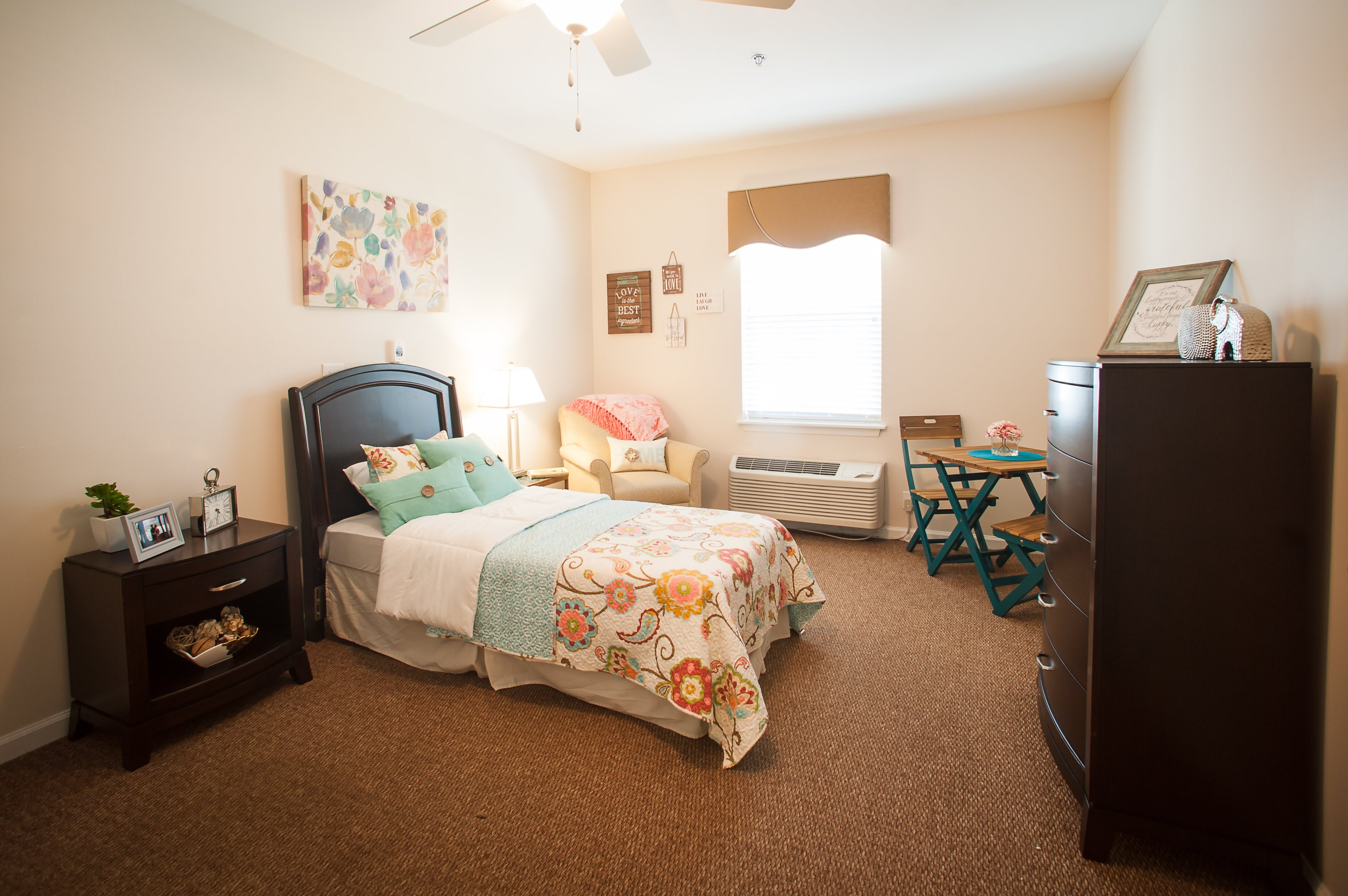 Commonwealth Senior Living at Georgian Manor bedroom