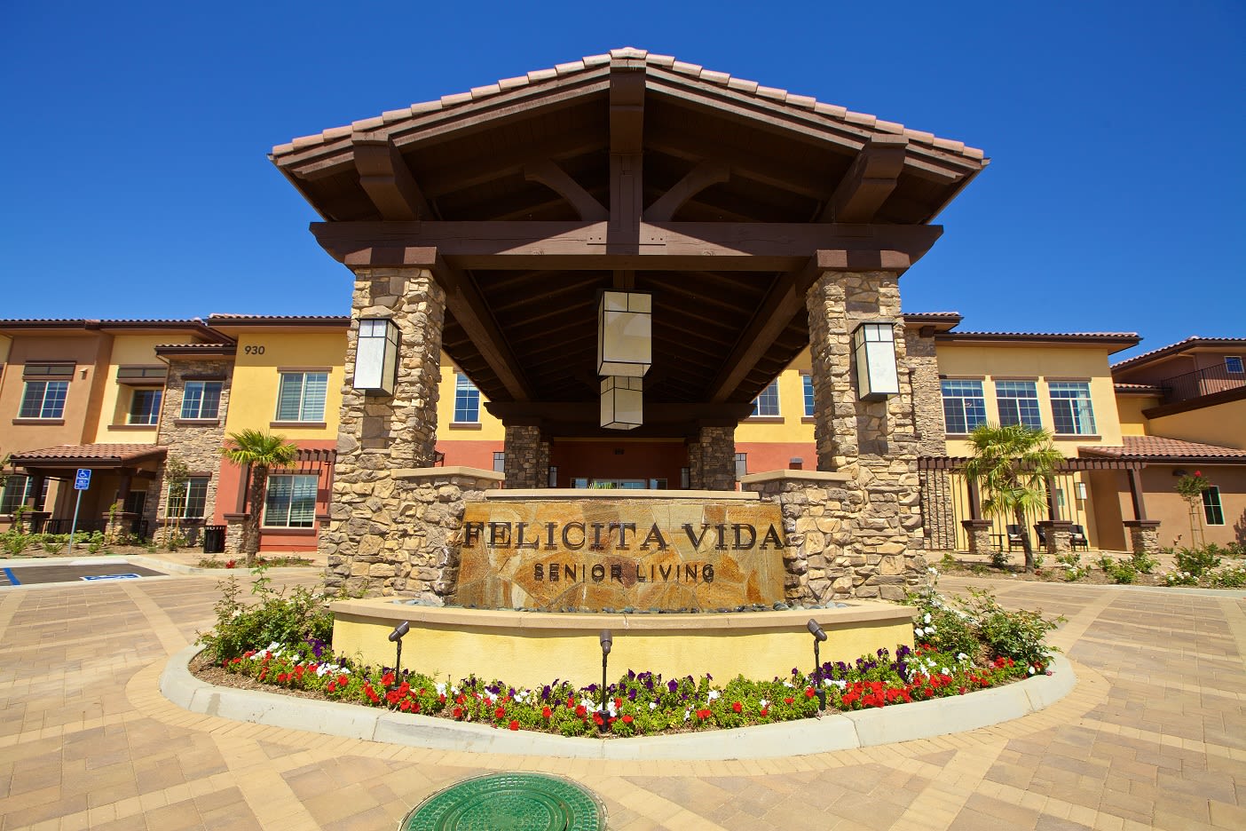 Felicita Vida Senior Living community exterior