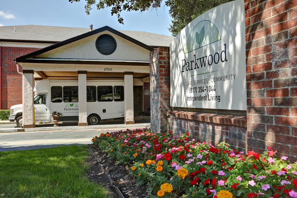 Parkwood Independent Living outdoor common area