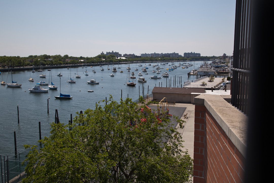 The Waterford on the Bay outdoor common area