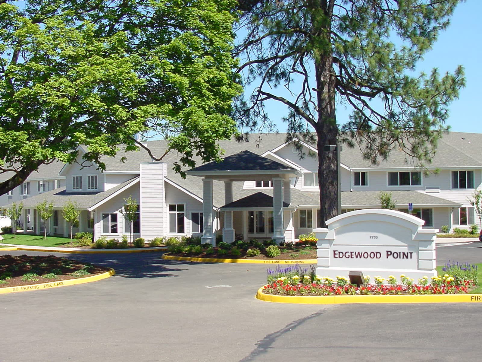 Edgewood Point Assisted Living and Memory Care outdoor common area