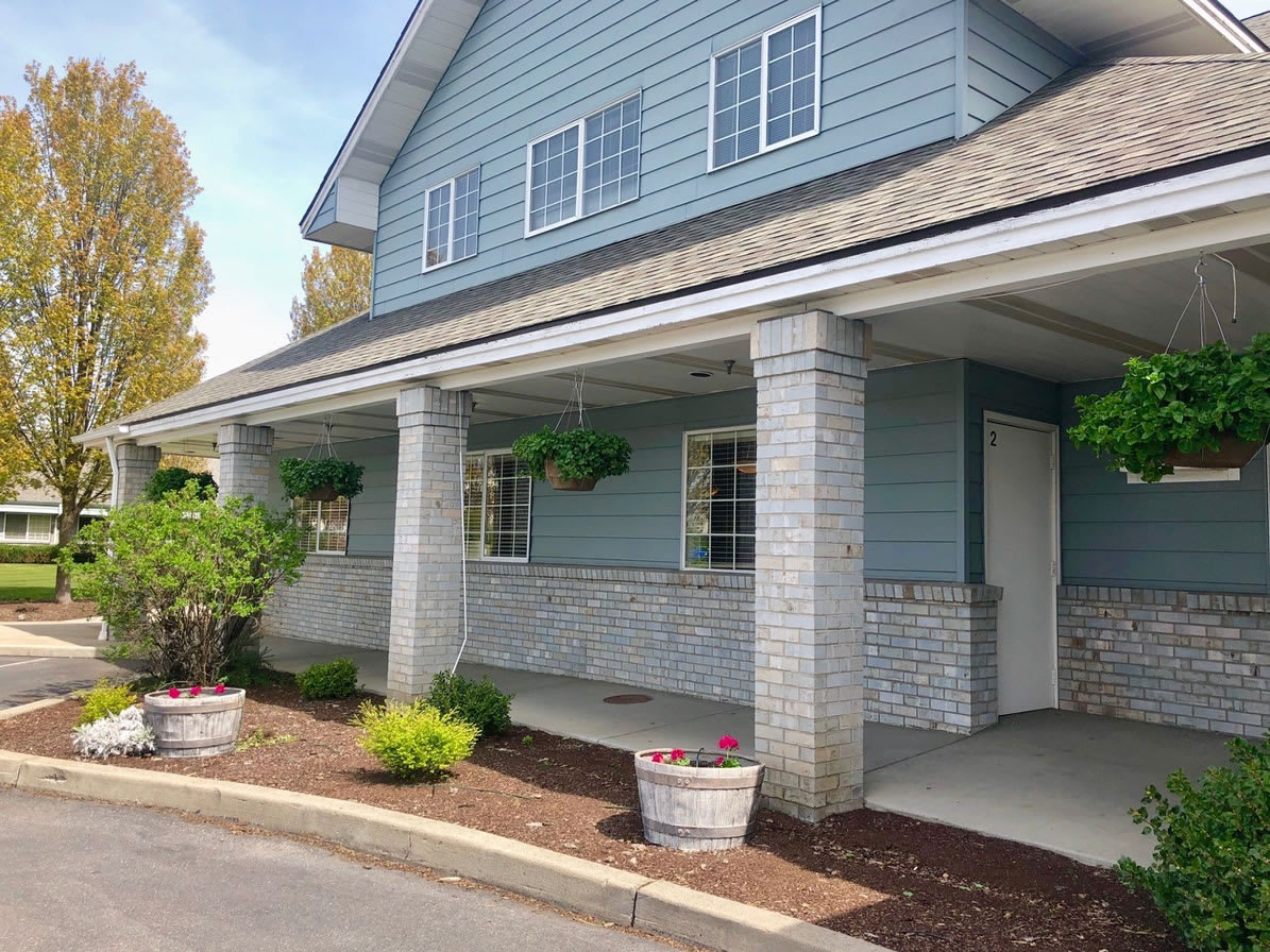 Brighton Court Assisted Living outdoor common area