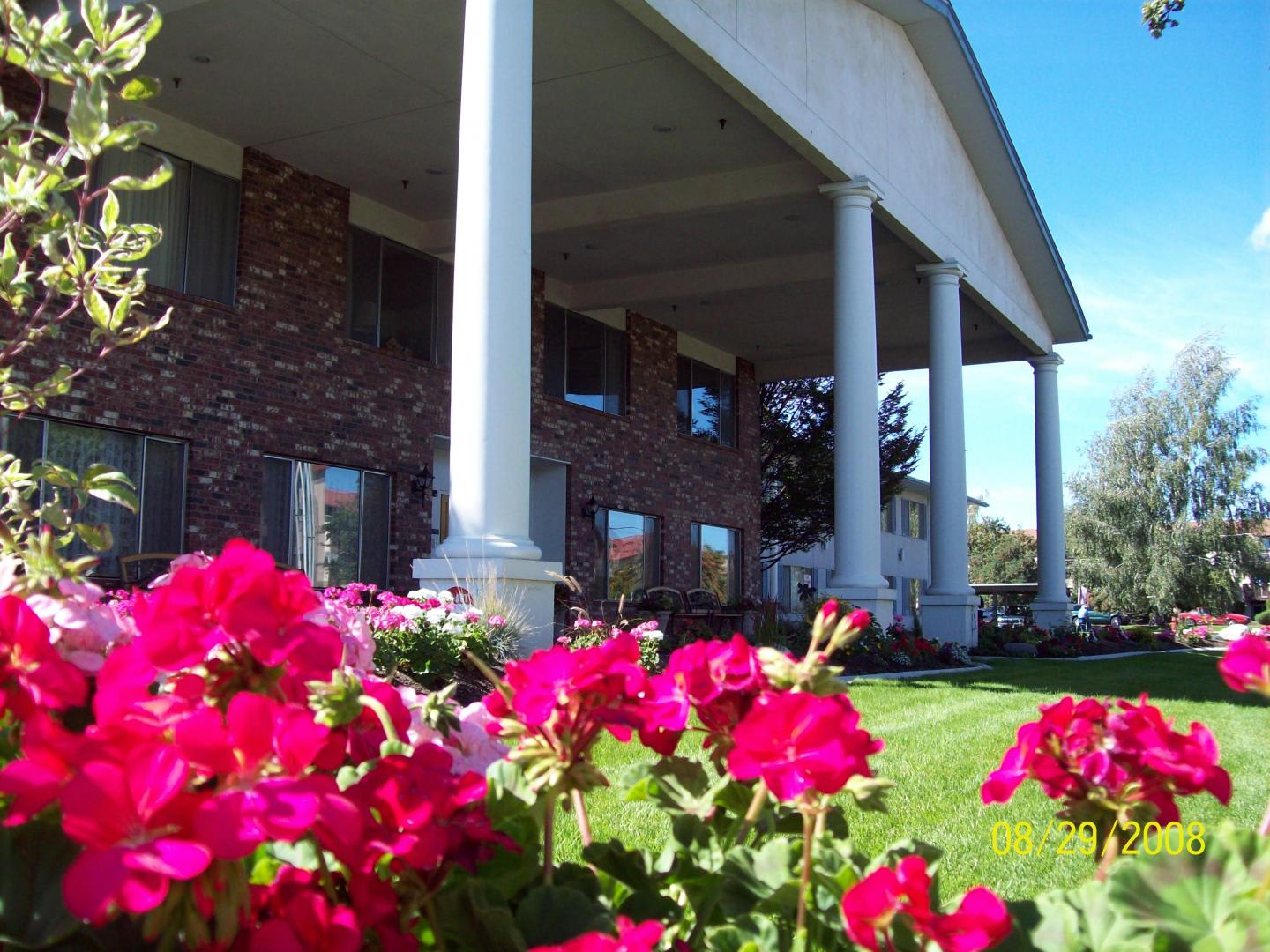 Royal Park Retirement Center outdoor common area