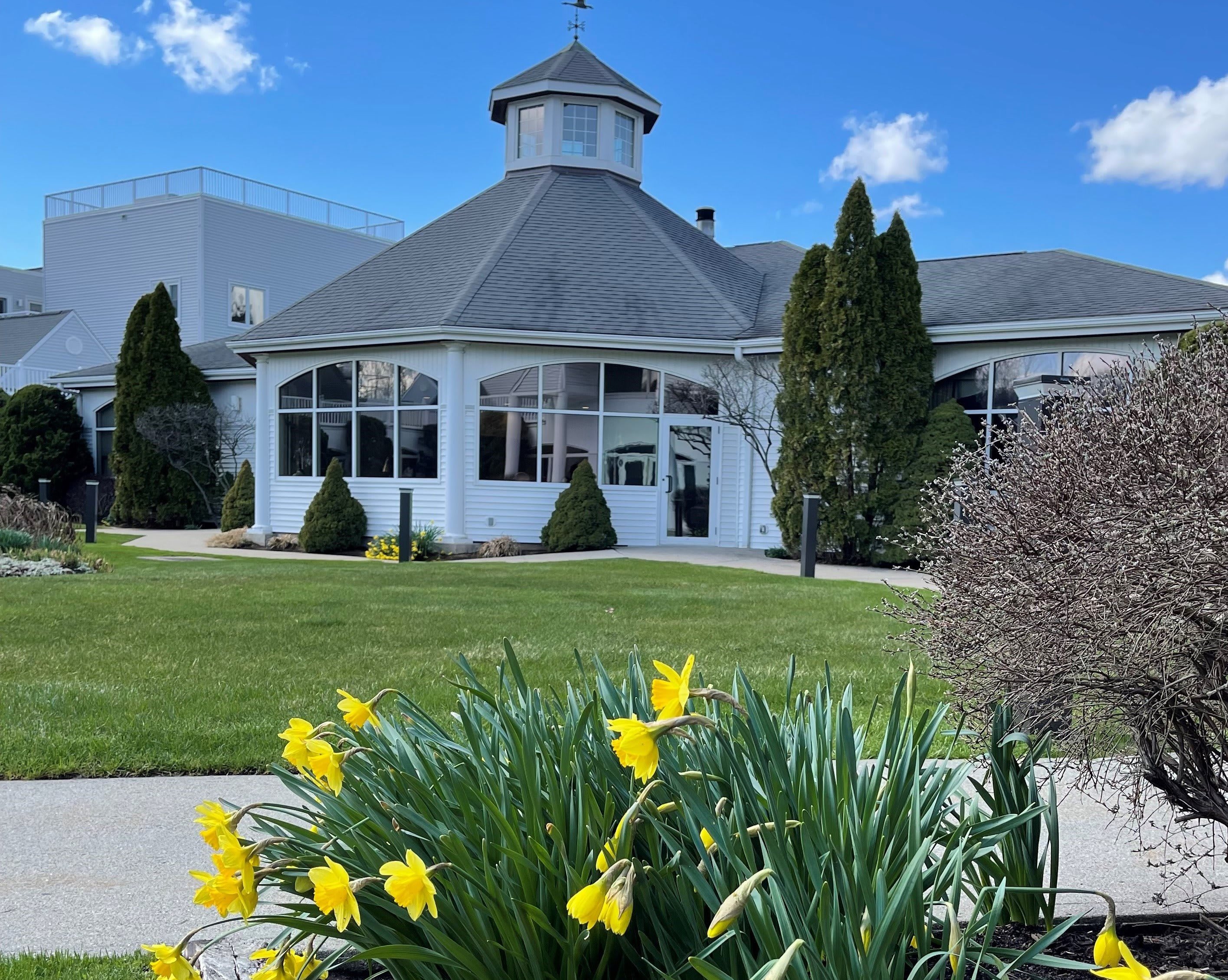 Pomperaug Woods a CCRC community exterior