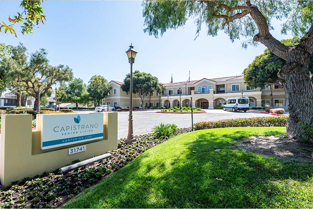 Capistrano Senior Living outdoor common area