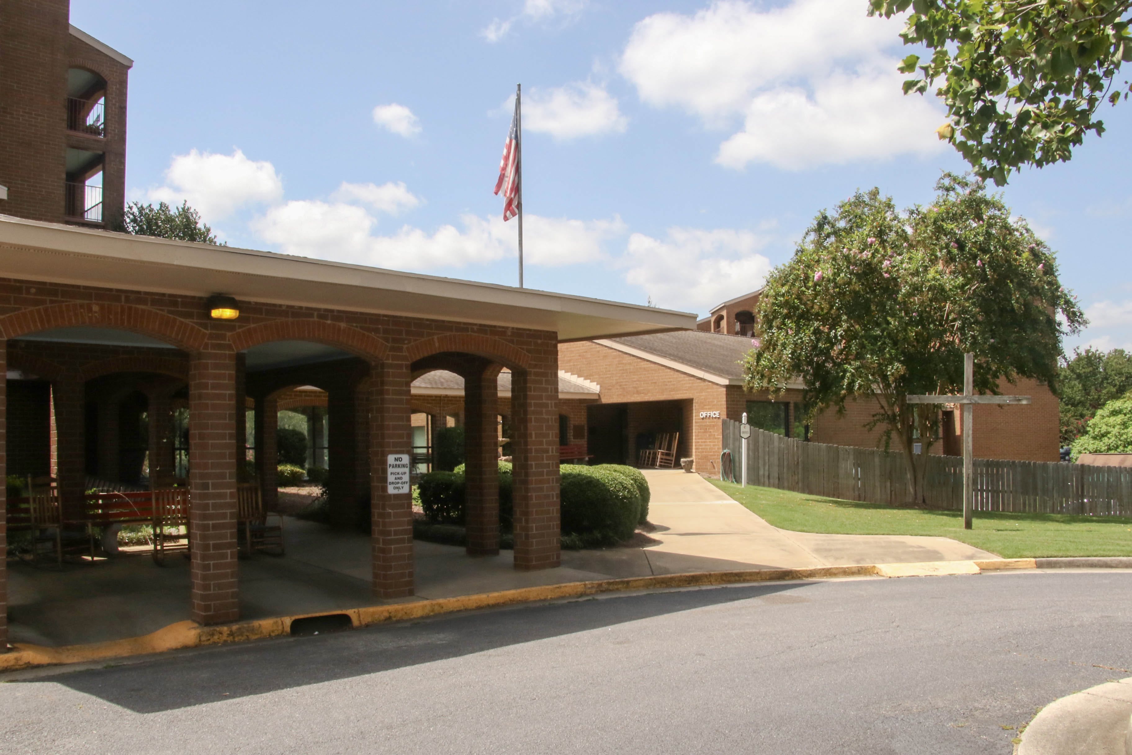 Magnolia Manor of Macon community exterior