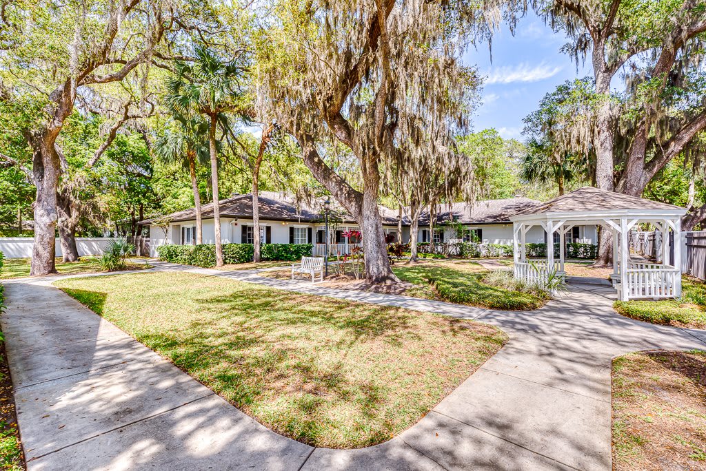 Pacifica Senior Living Belleair outdoor common area