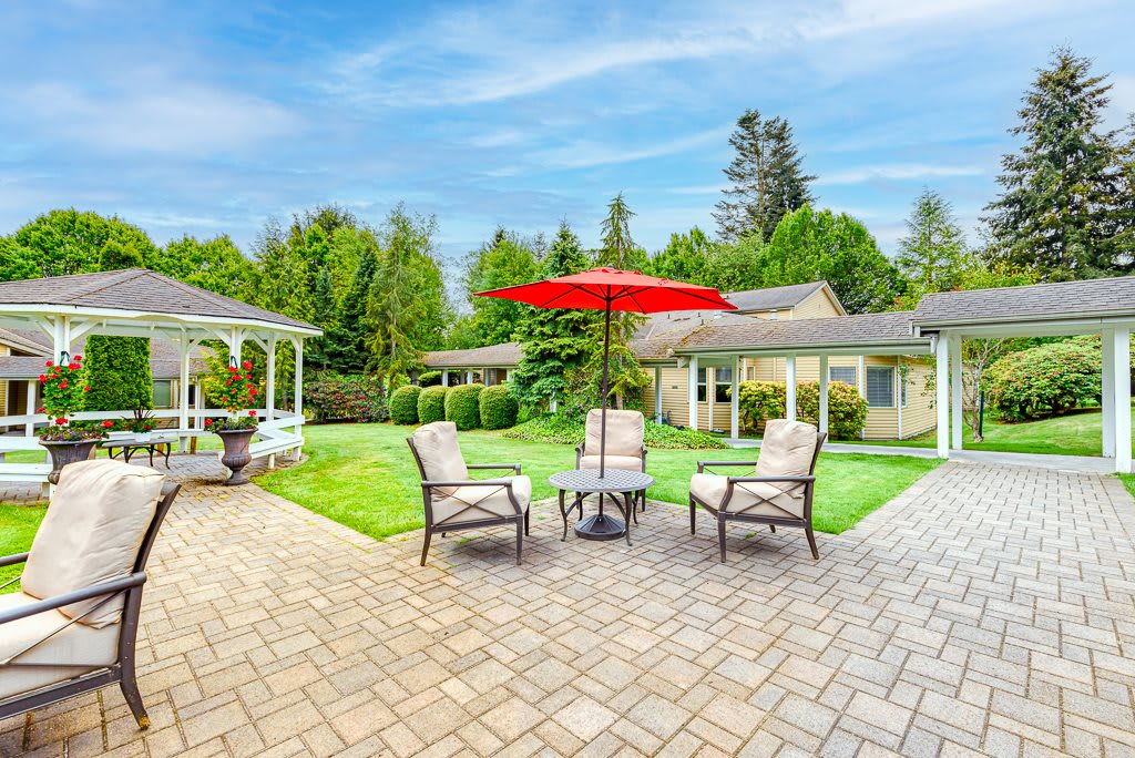 Pacifica Senior Living Snohomish patio