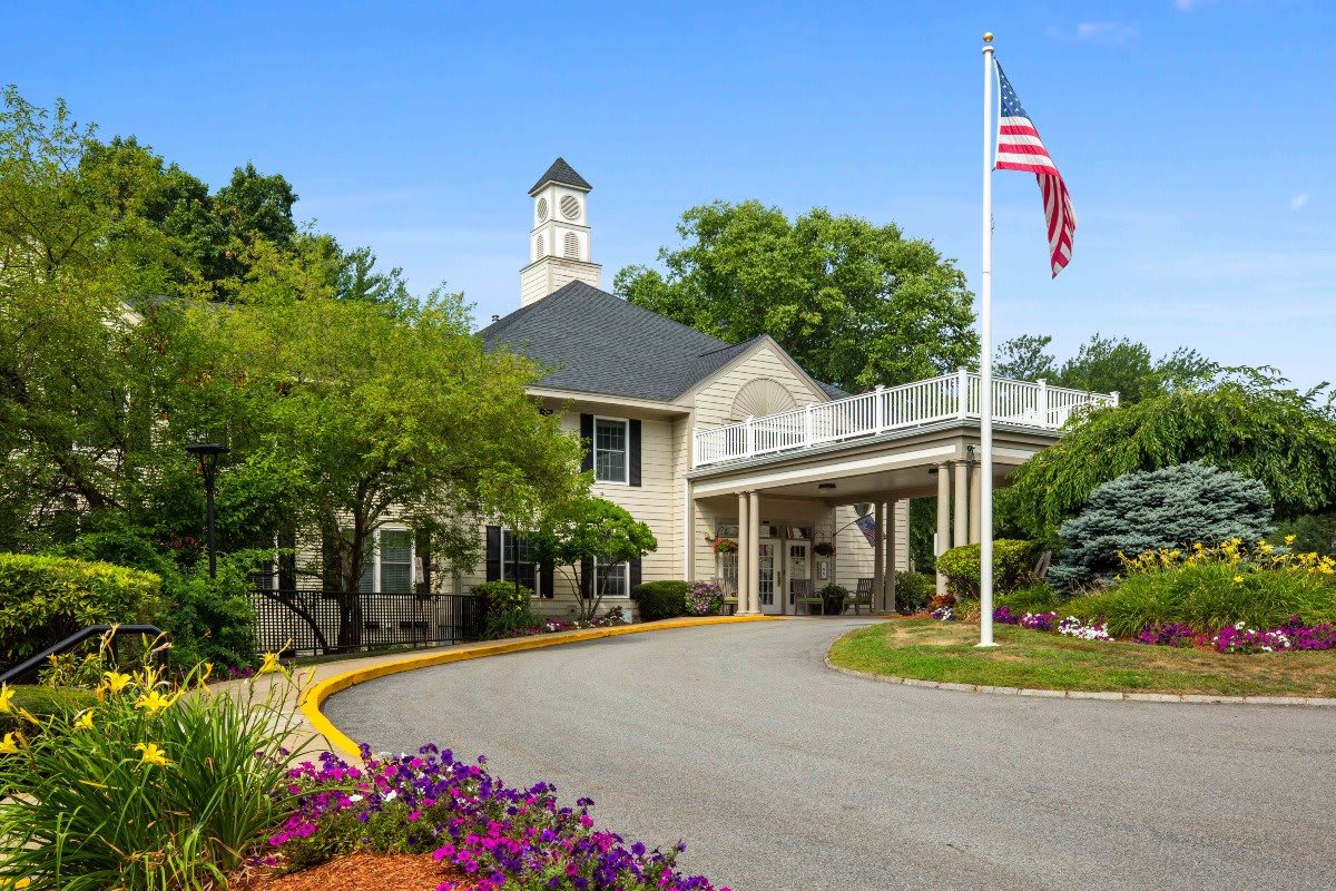 Benchmark Senior Living at Chelmsford Crossings outdoor common area