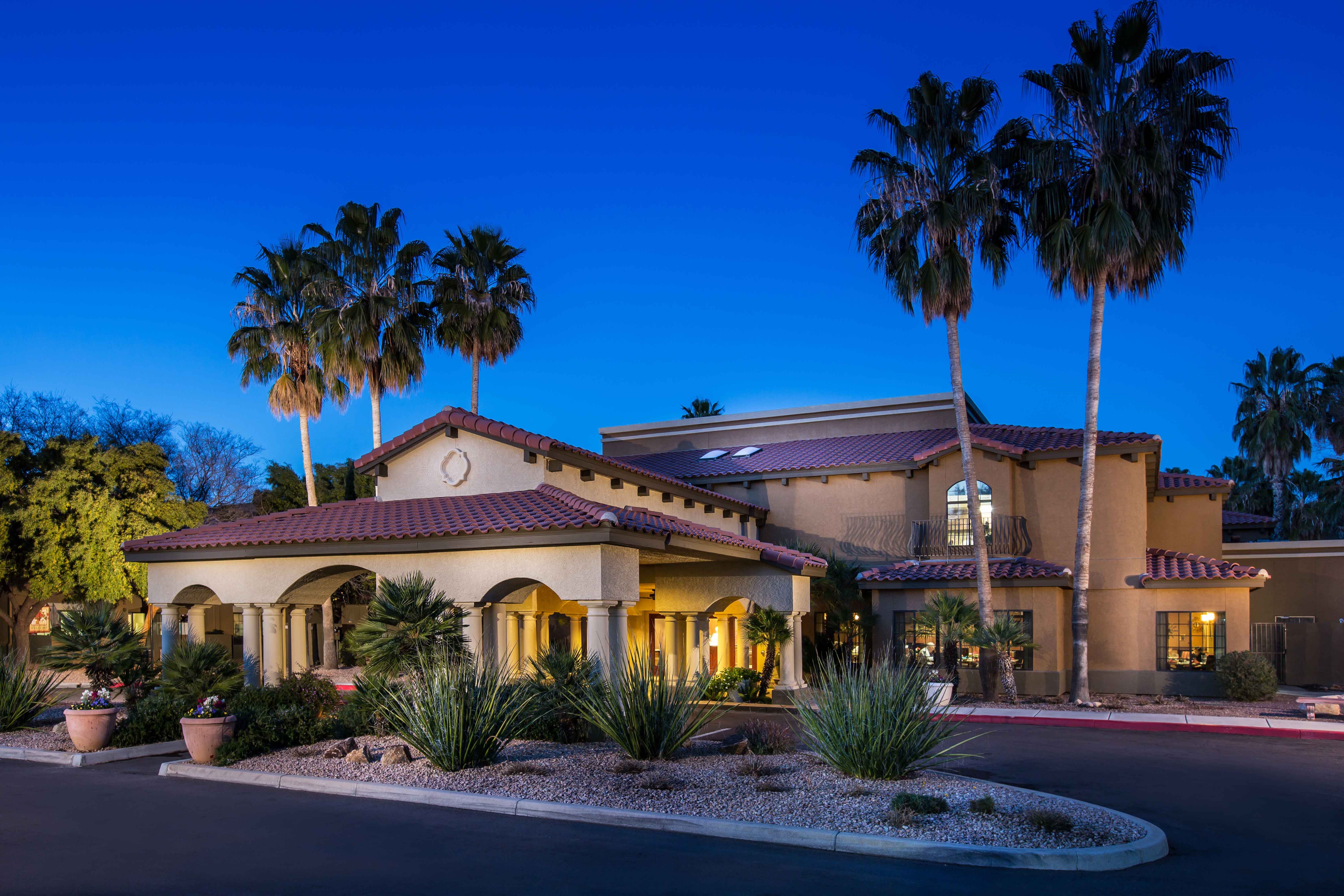 Country Club at La Cholla community exterior