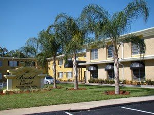 Noble Senior Living at St. Petersburg outdoor common area