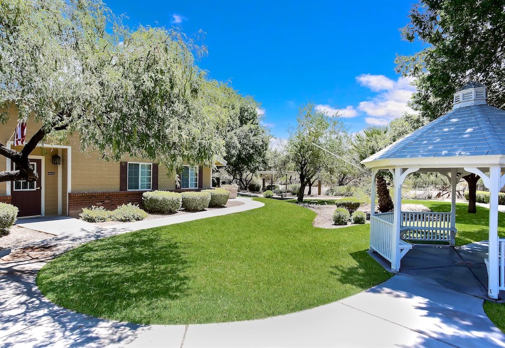 Pacifica Senior Living Tucson outdoor common area