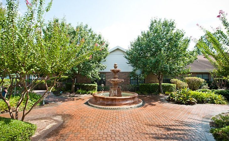 Cambridge Square Assisted Living outdoor common area