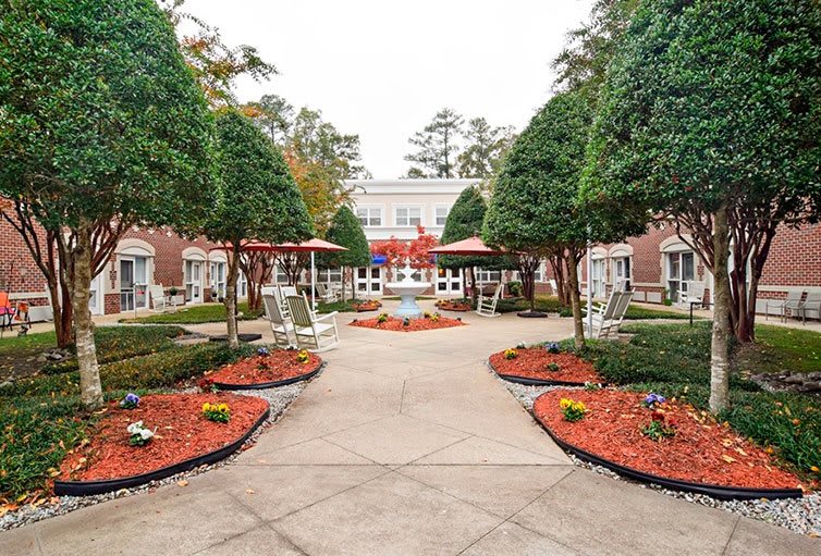 Charter Senior Living of Newport News outdoor common area